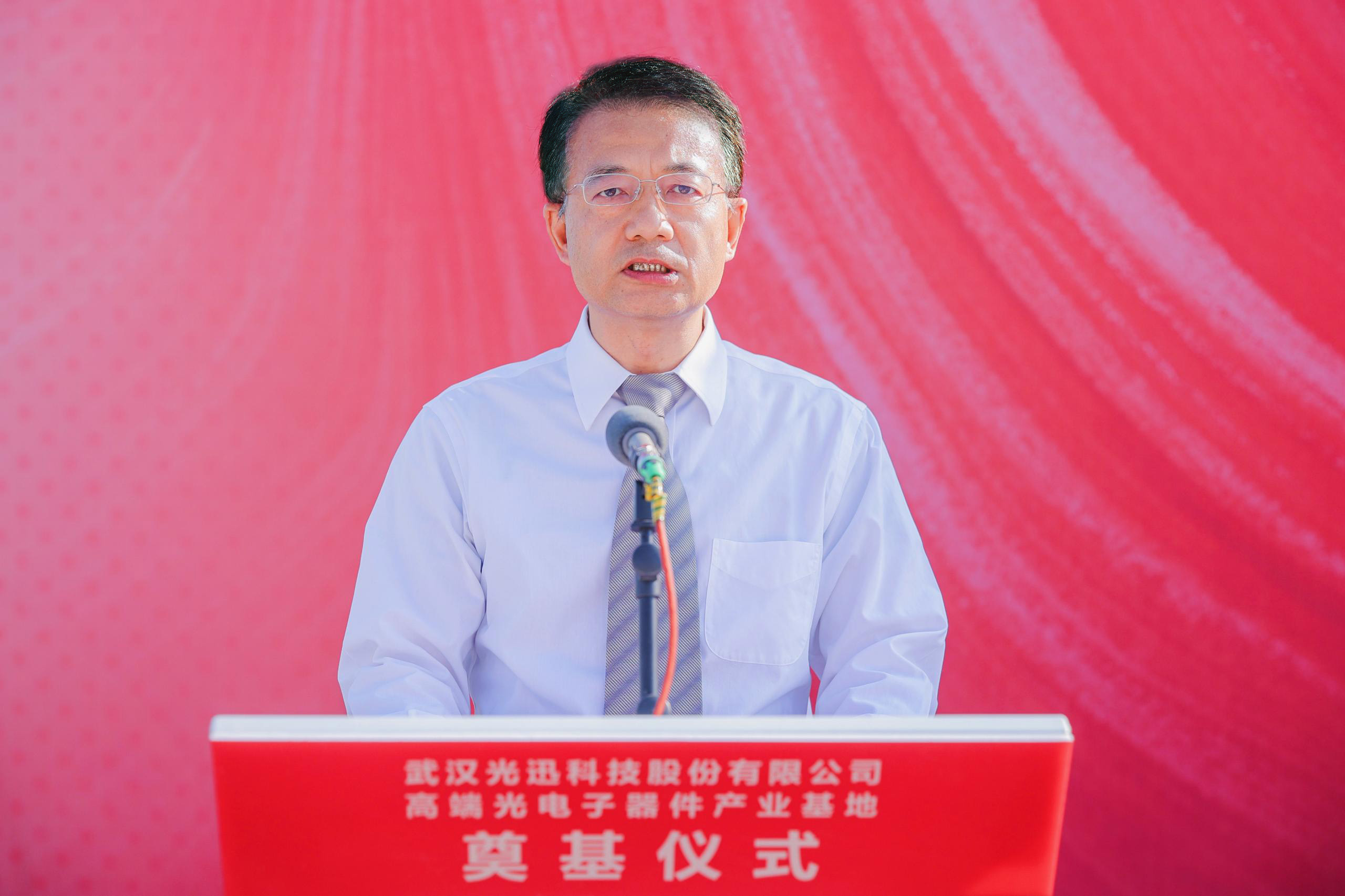 黄总.jpg 黄总.jpg